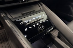 musta Porsche Macan 2025 kuva 21.