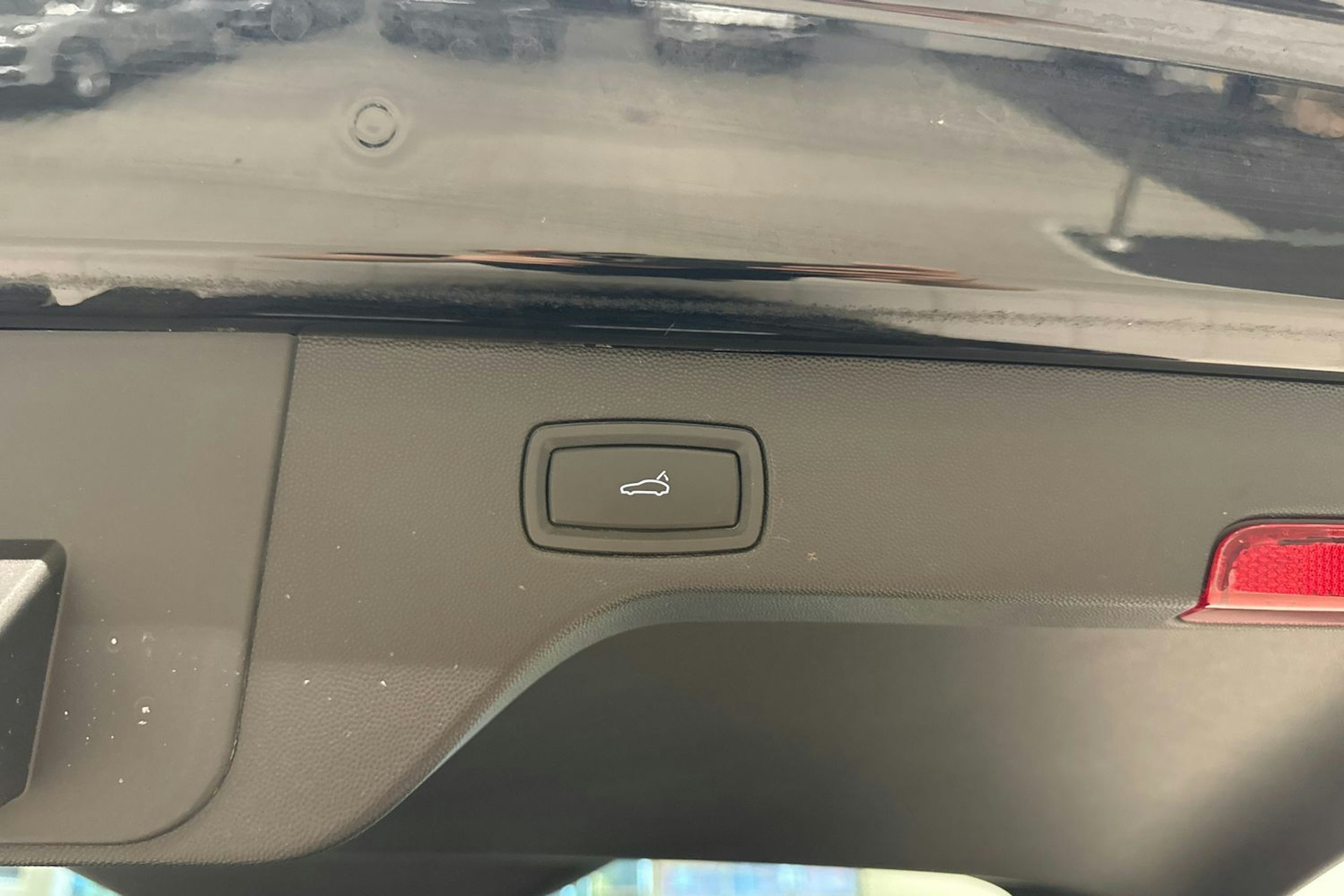 Musta Porsche Macan 2025 kuva 12.