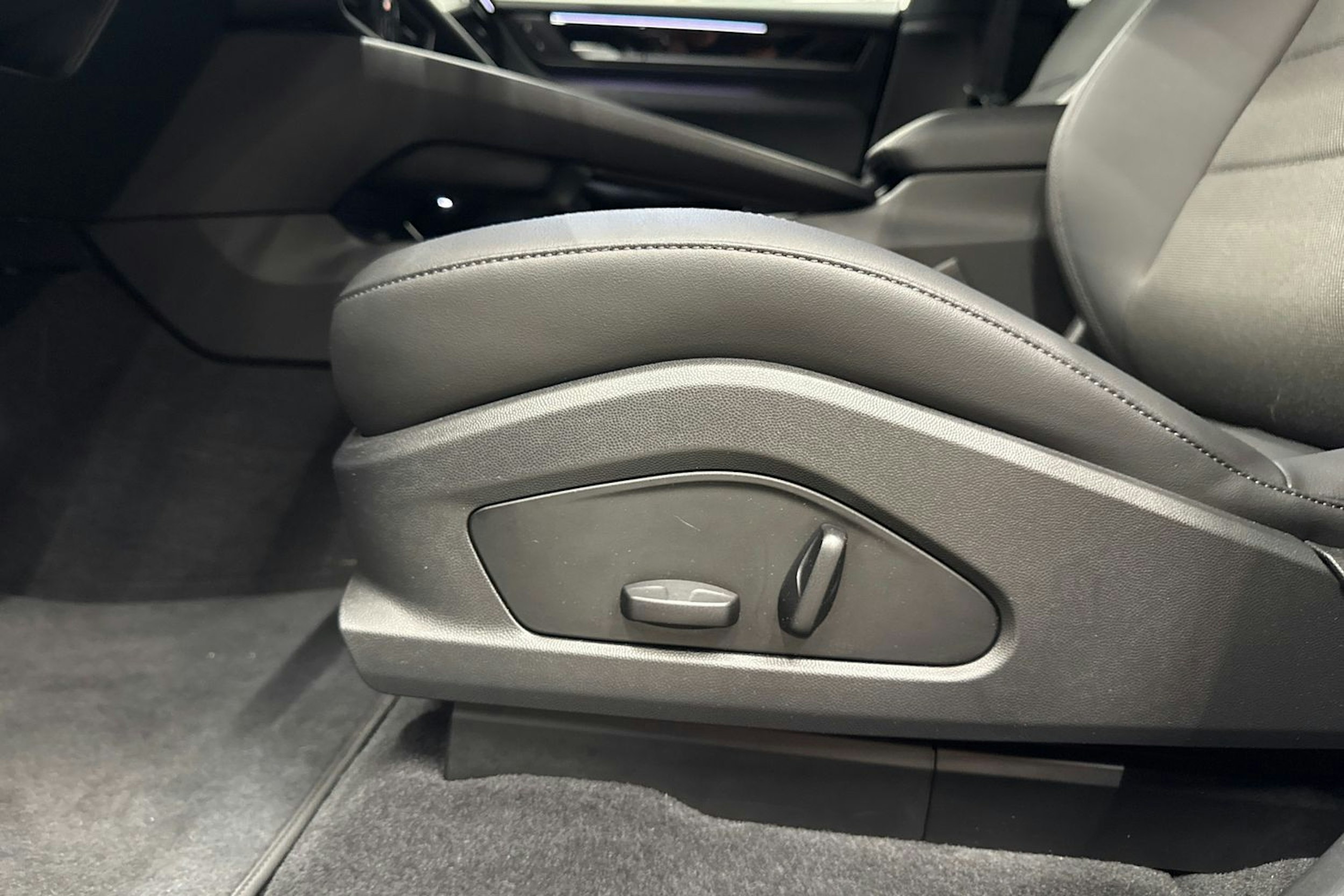 Musta Porsche Macan 2025 kuva 13.