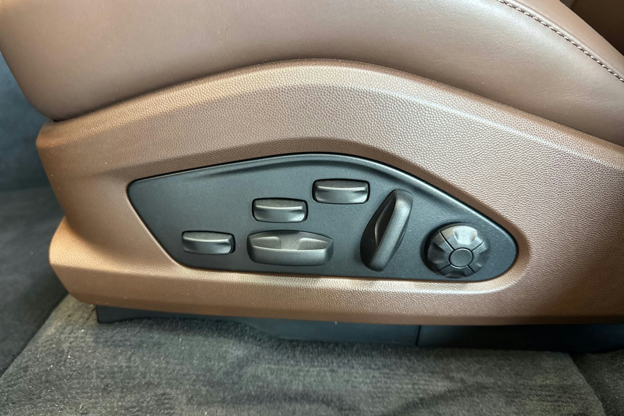 harmaa Porsche Macan 2025 kuva 10.