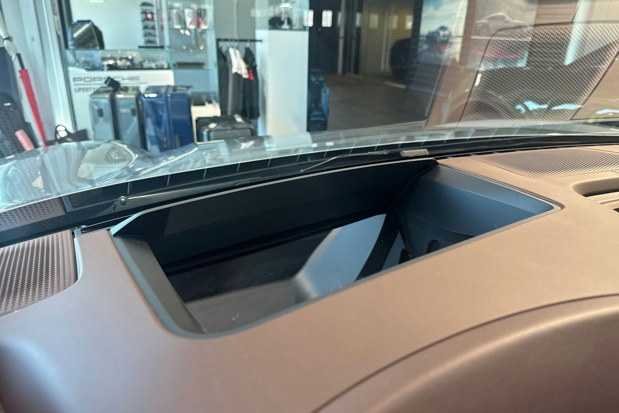 harmaa Porsche Macan 2025 kuva 15.