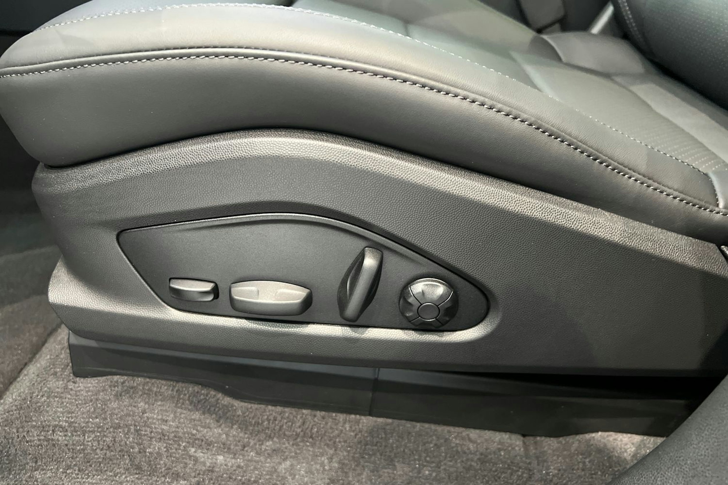 sininen Porsche Macan 2025 kuva 13.