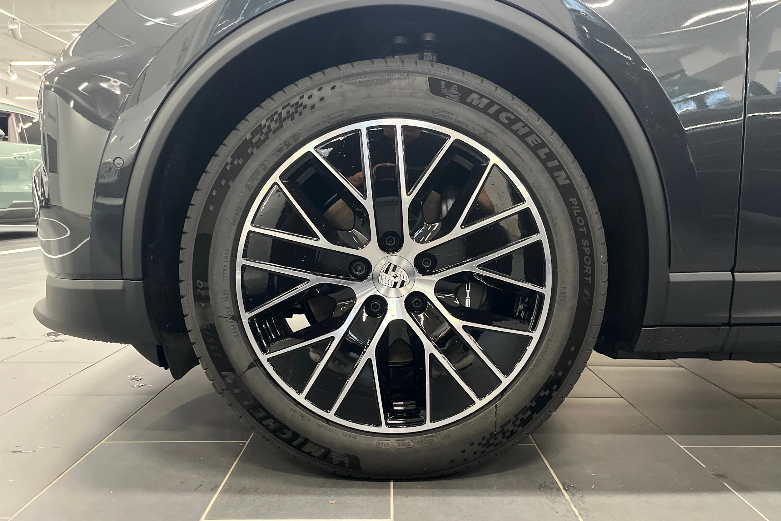 harmaa Porsche Macan 2026 kuva 10.