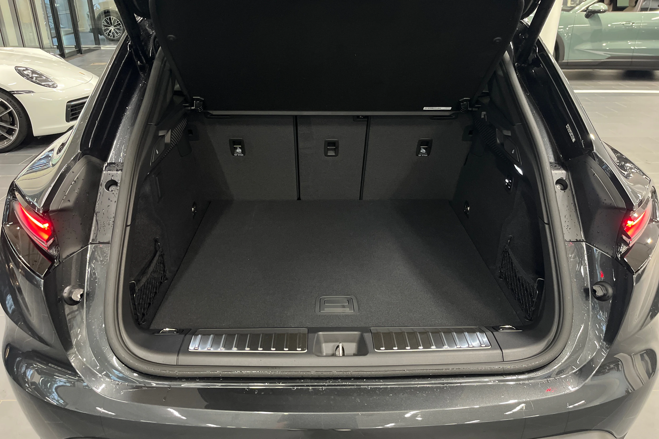 harmaa Porsche Macan 2026 kuva 12.