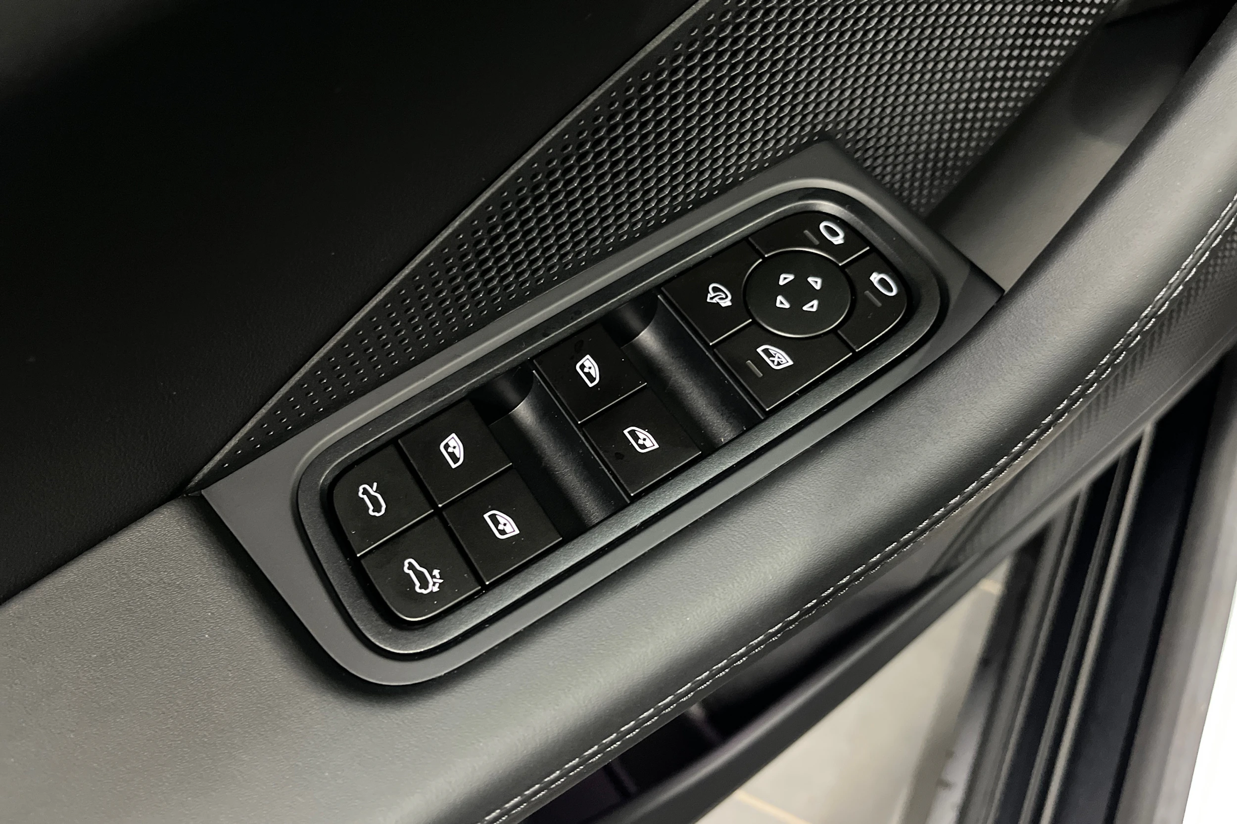 harmaa Porsche Macan 2026 kuva 17.