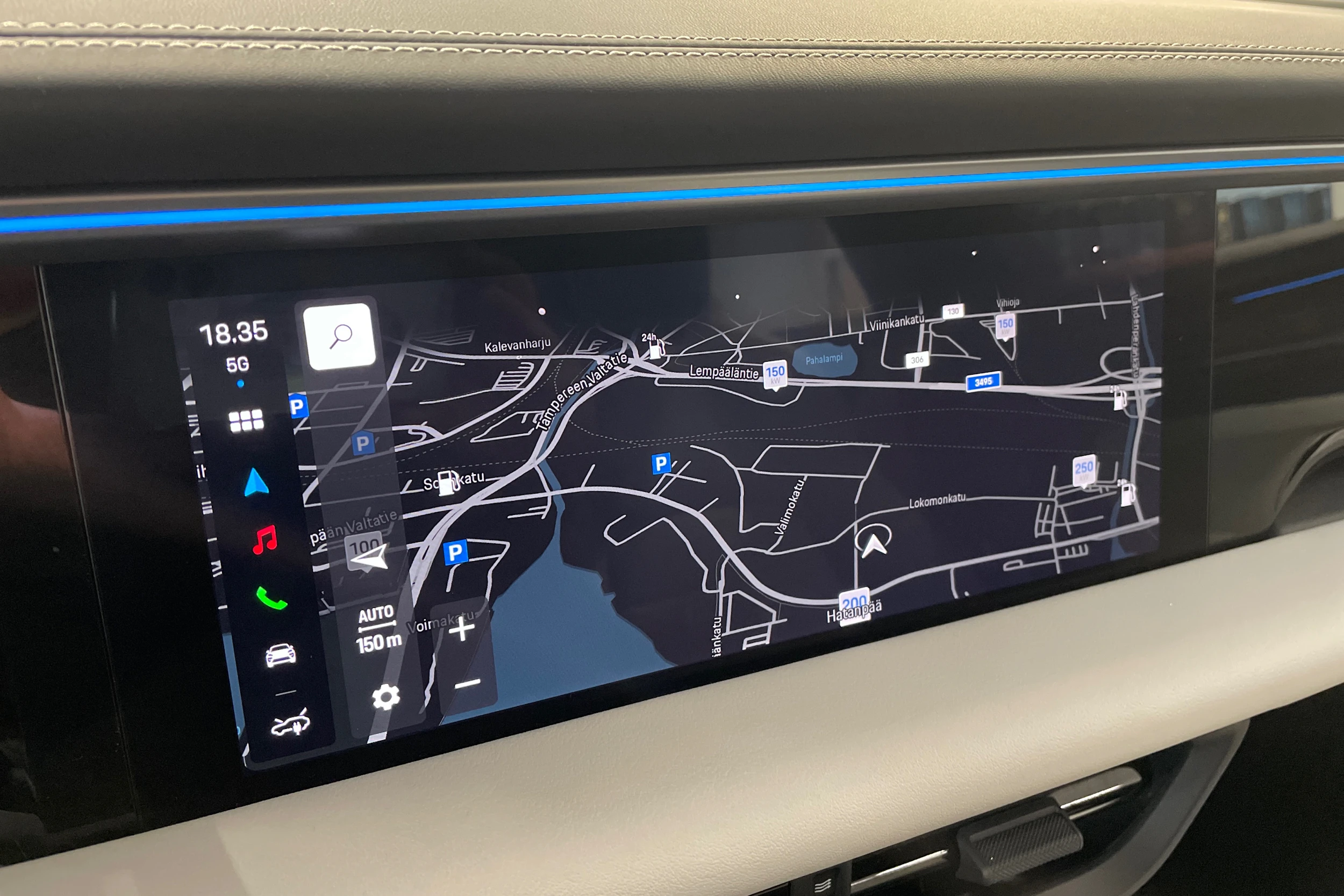 met. vihreä Porsche Macan 2026 kuva 11.