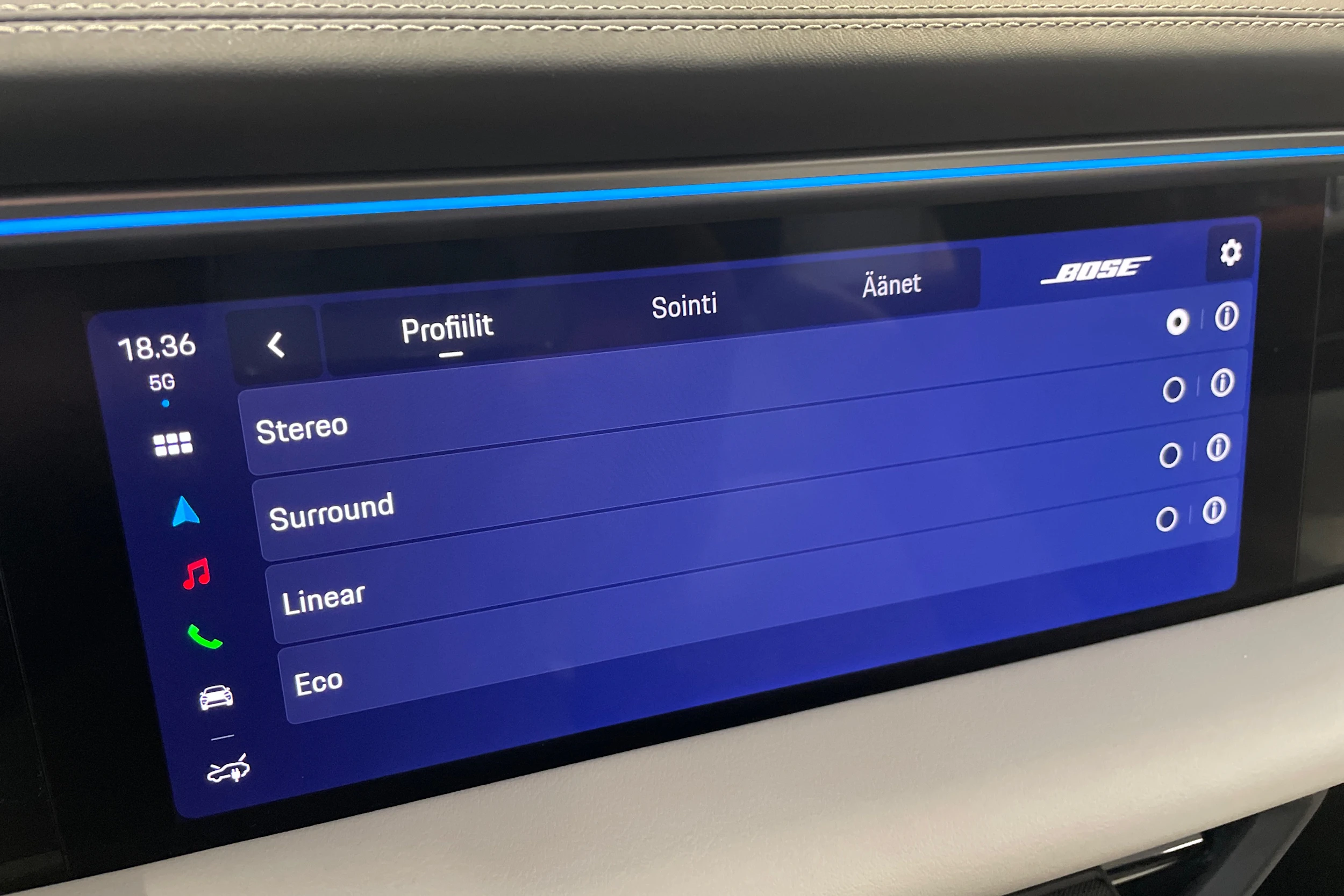 met. vihreä Porsche Macan 2026 kuva 12.