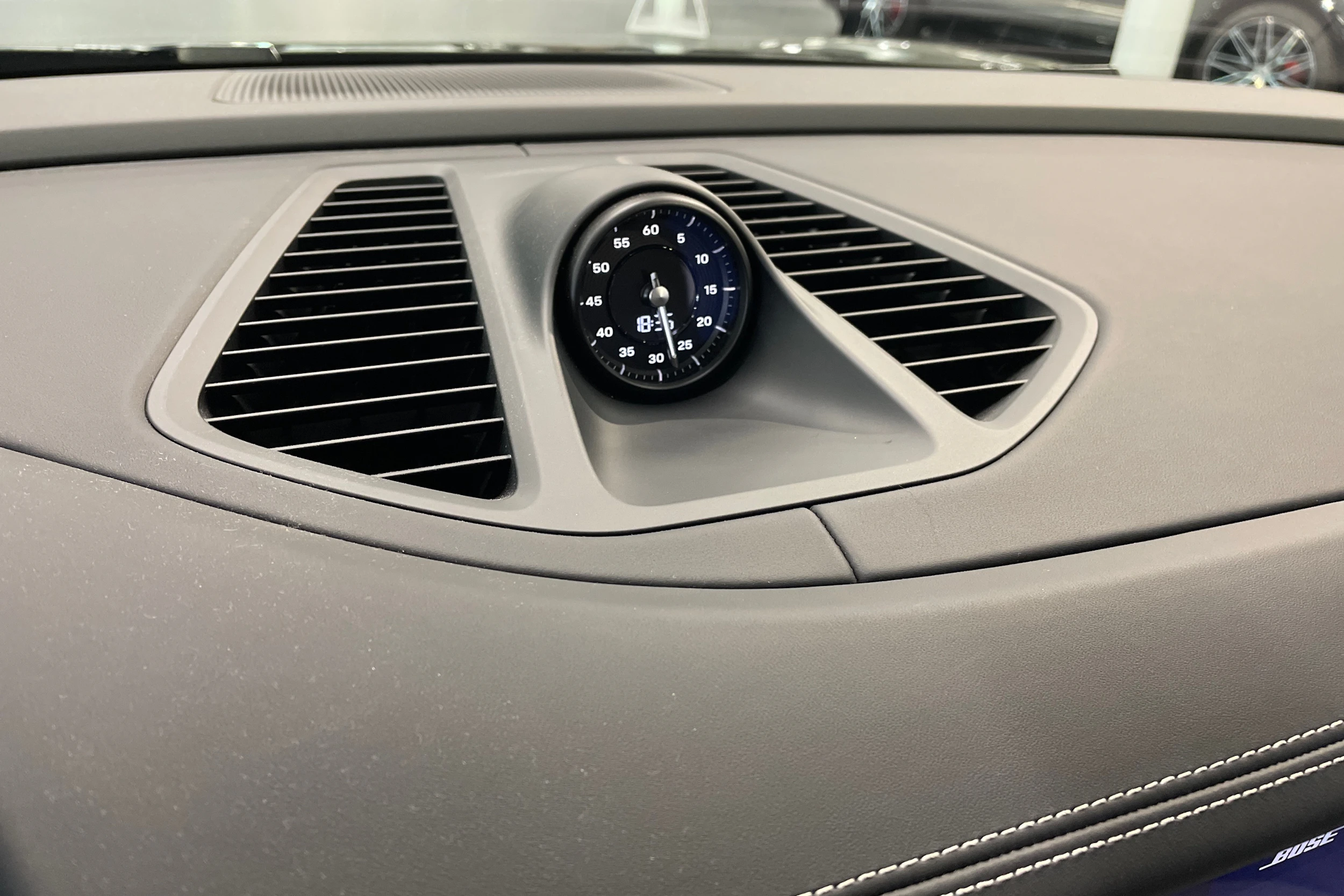met. vihreä Porsche Macan 2026 kuva 13.