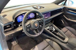 sininen Porsche Macan 2026 kuva 6.