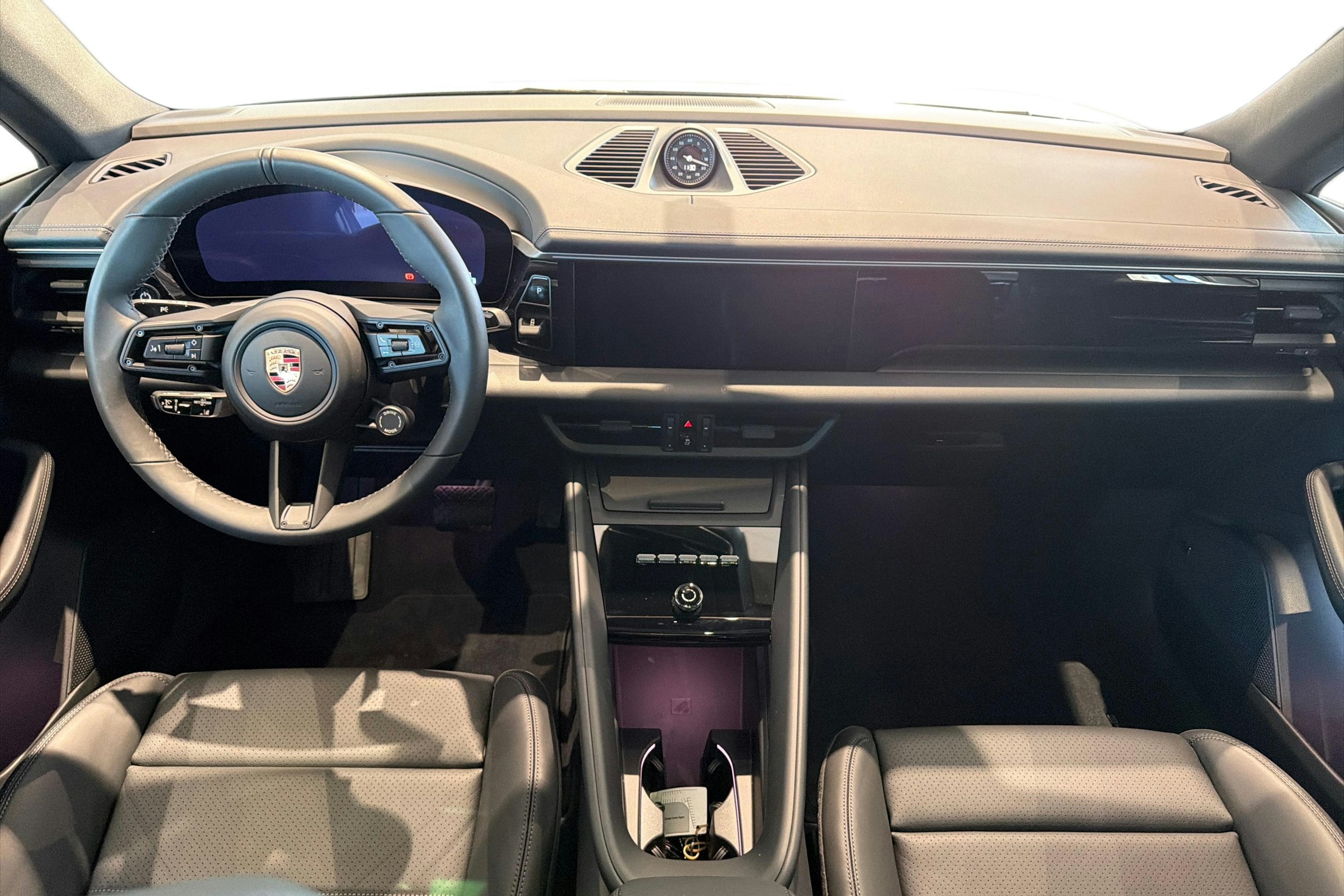 sininen Porsche Macan 2026 kuva 7.