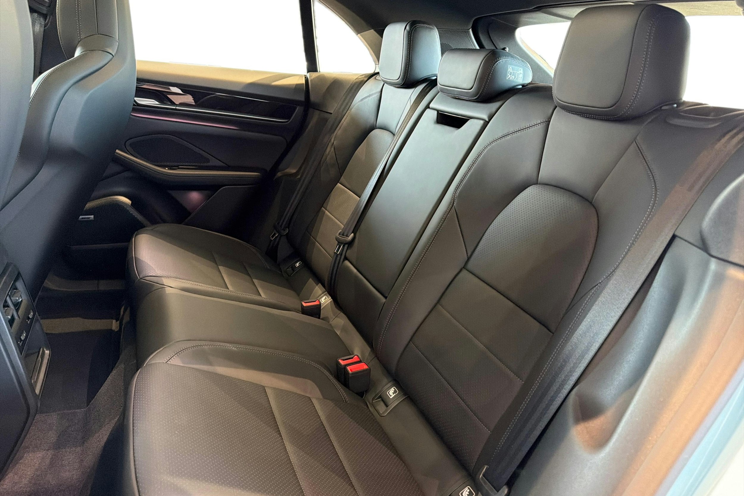 sininen Porsche Macan 2026 kuva 8.