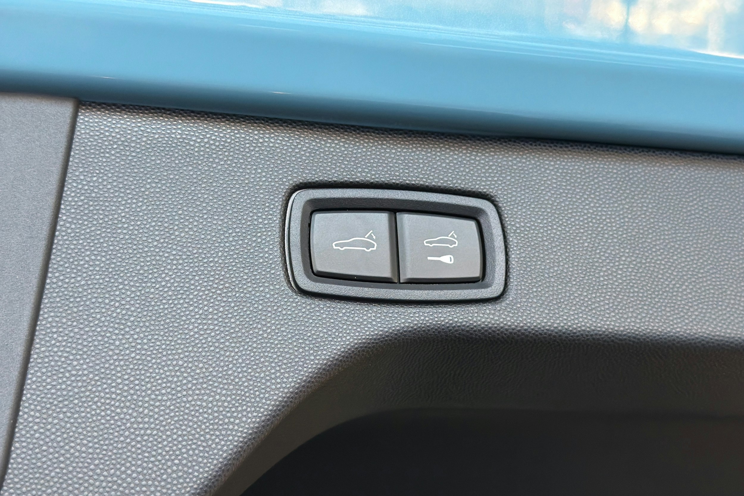 sininen Porsche Macan 2026 kuva 12.