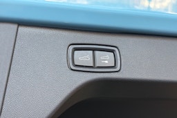 sininen Porsche Macan 2026 kuva 12.