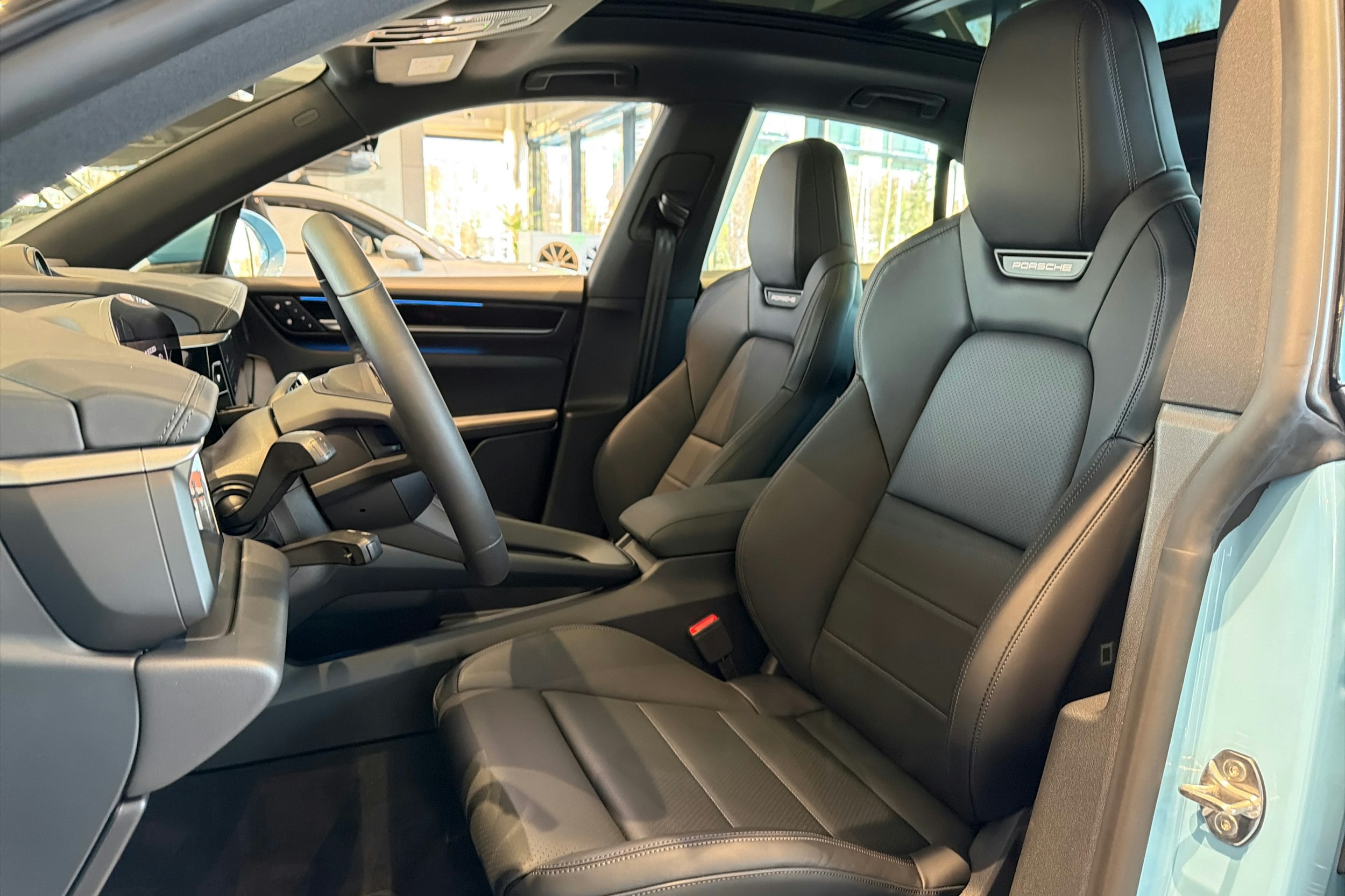 sininen Porsche Macan 2026 kuva 13.