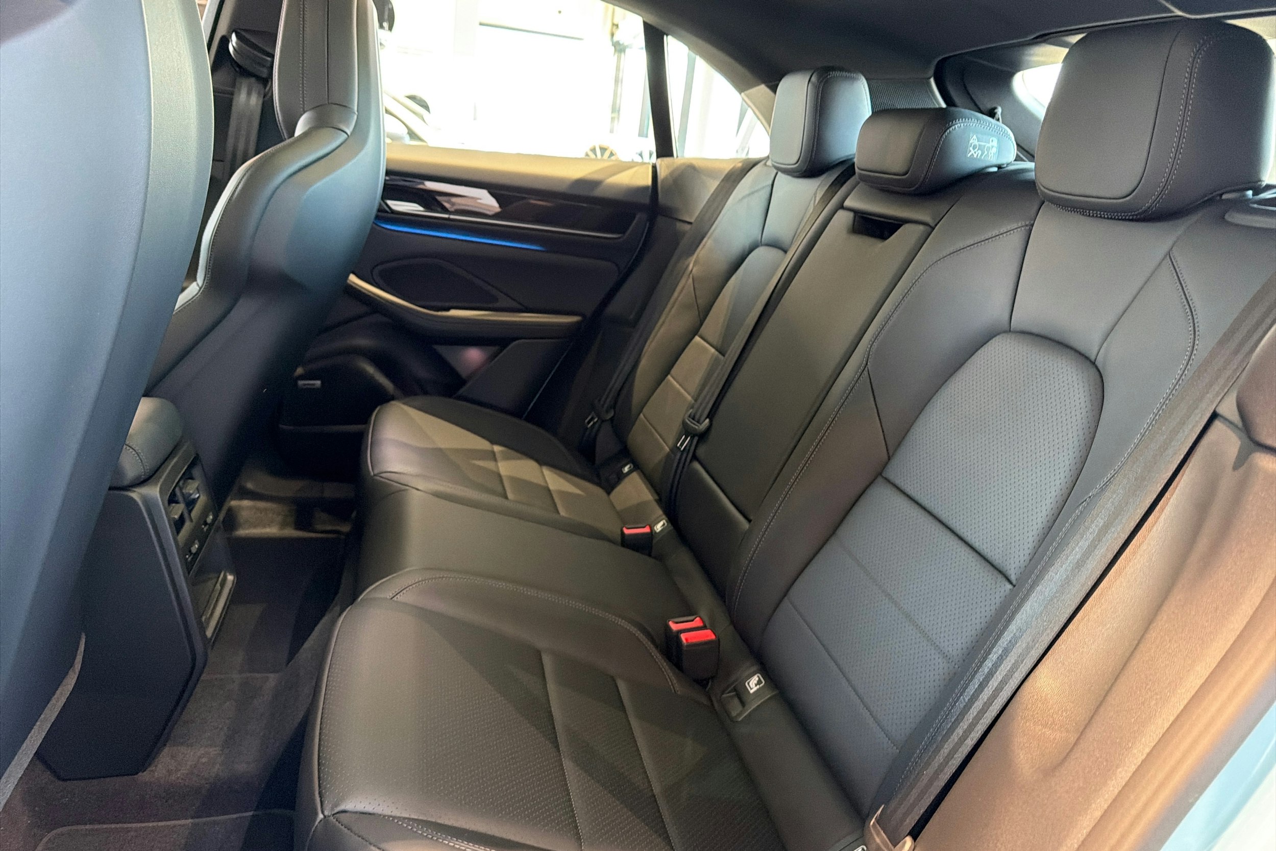 sininen Porsche Macan 2026 kuva 14.