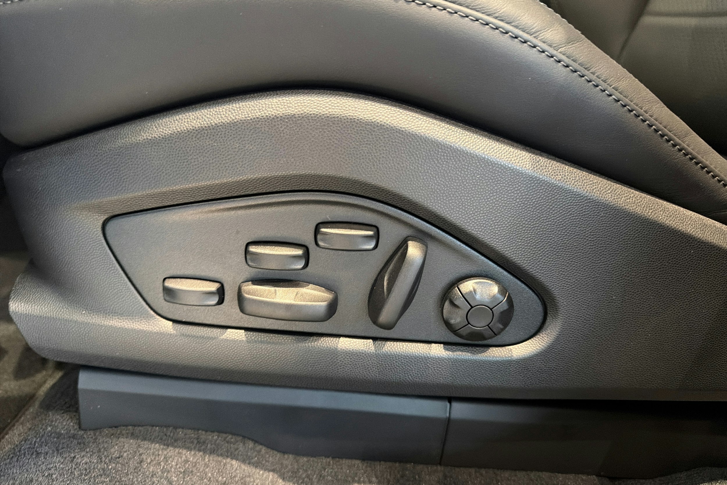 sininen Porsche Macan 2026 kuva 19.