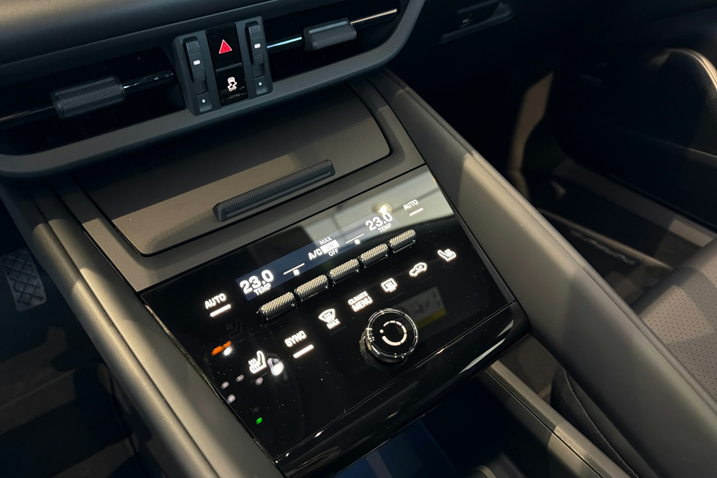 sininen Porsche Macan 2026 kuva 24.