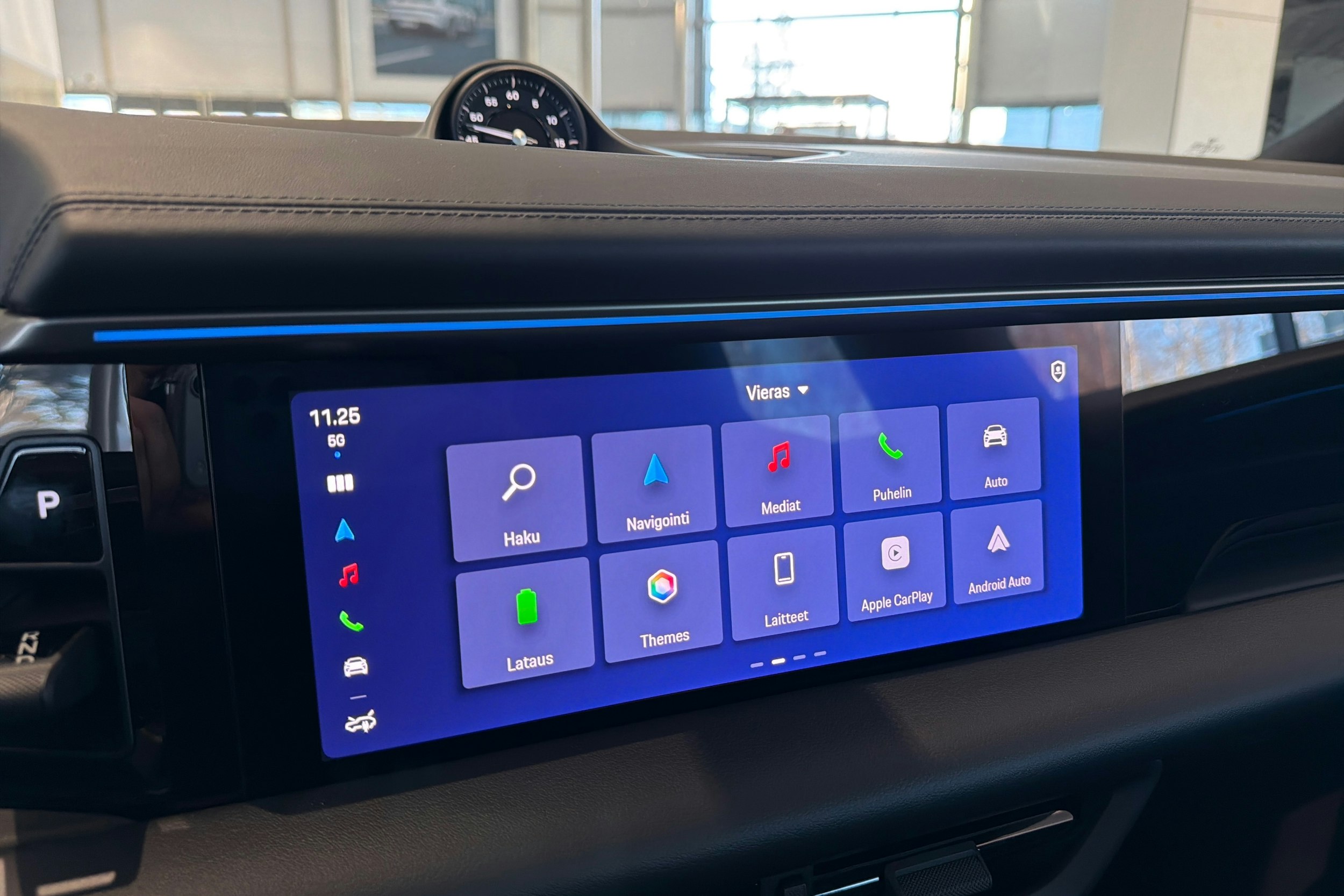 sininen Porsche Macan 2026 kuva 25.