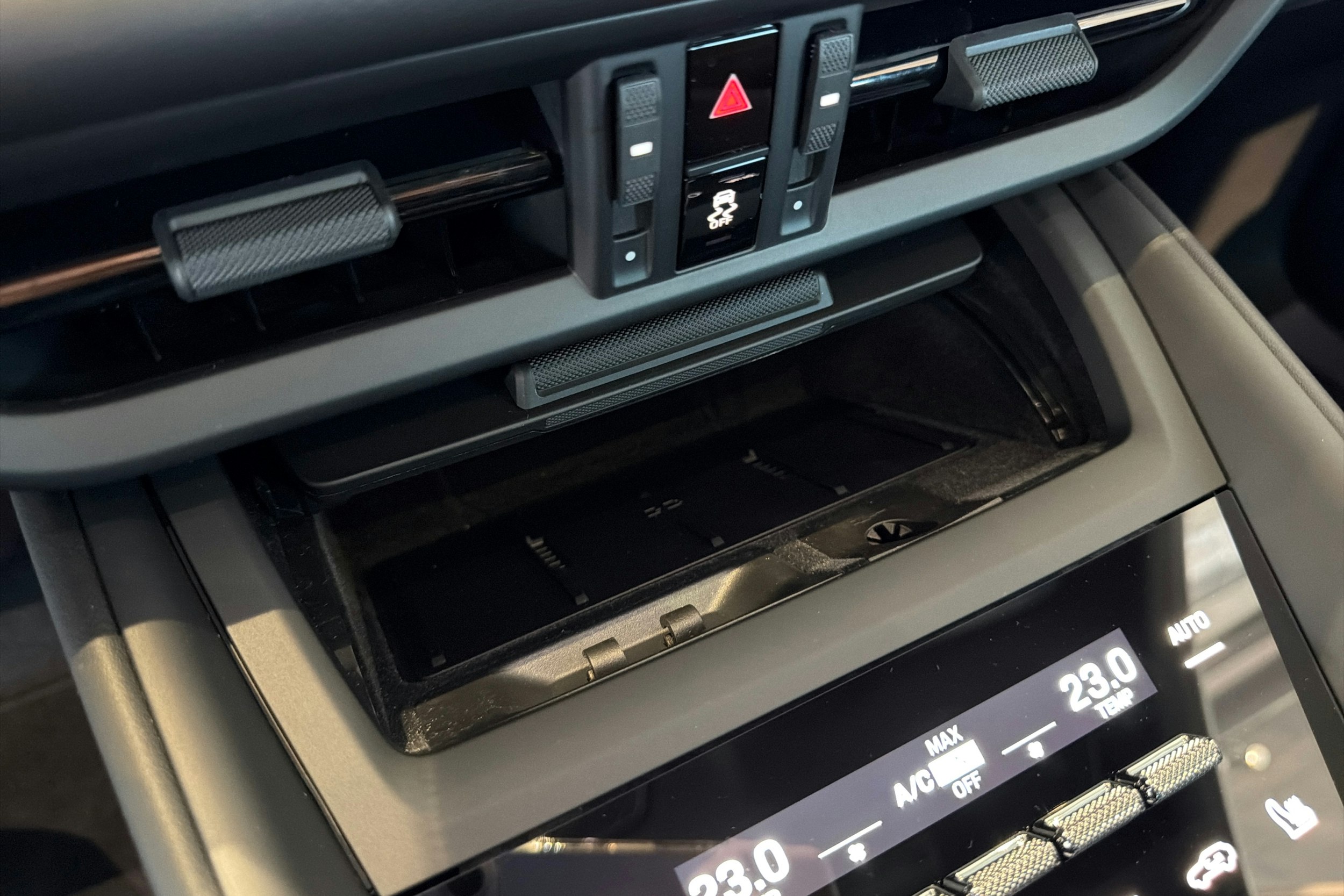 sininen Porsche Macan 2026 kuva 30.