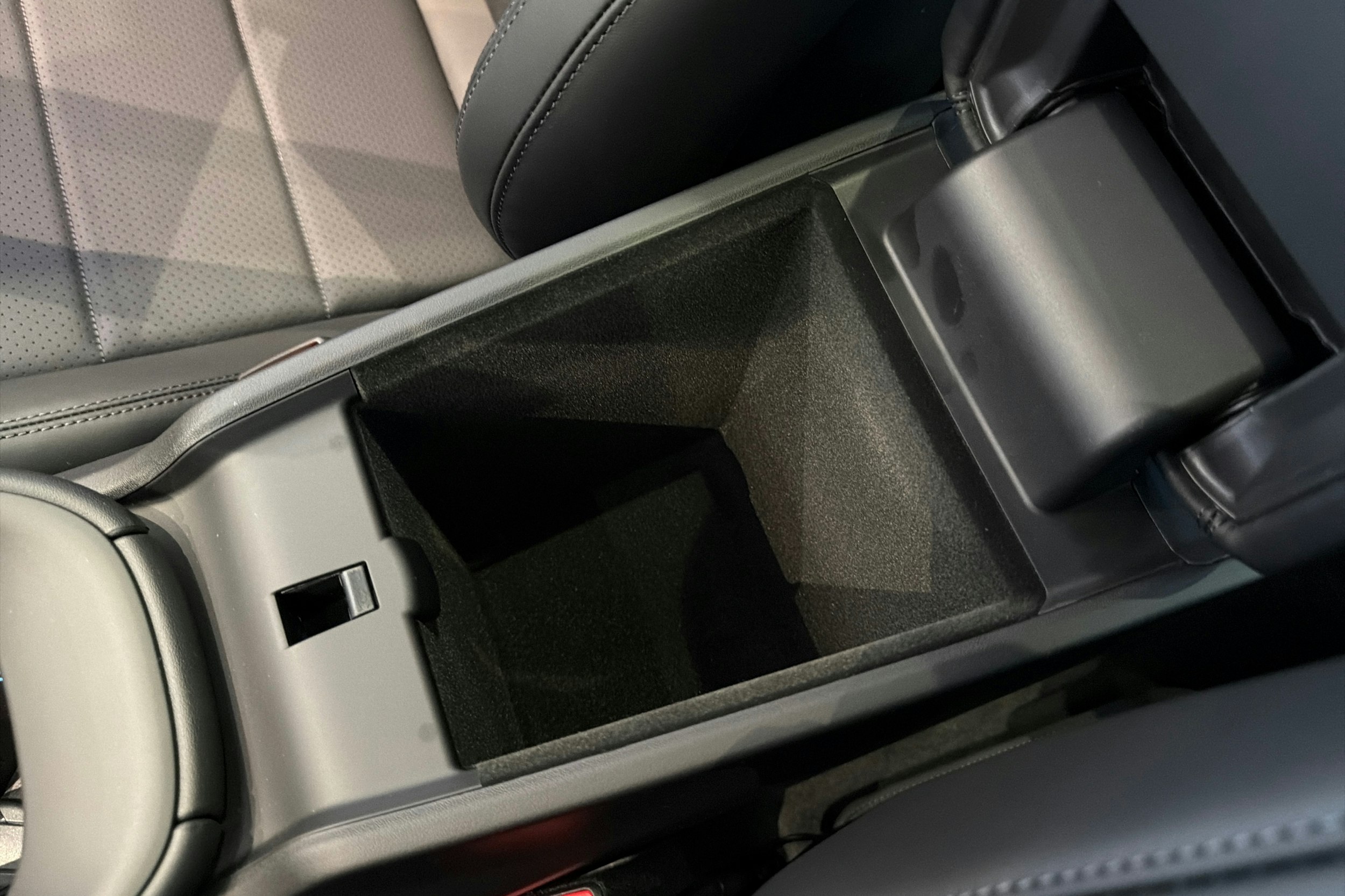 sininen Porsche Macan 2026 kuva 31.