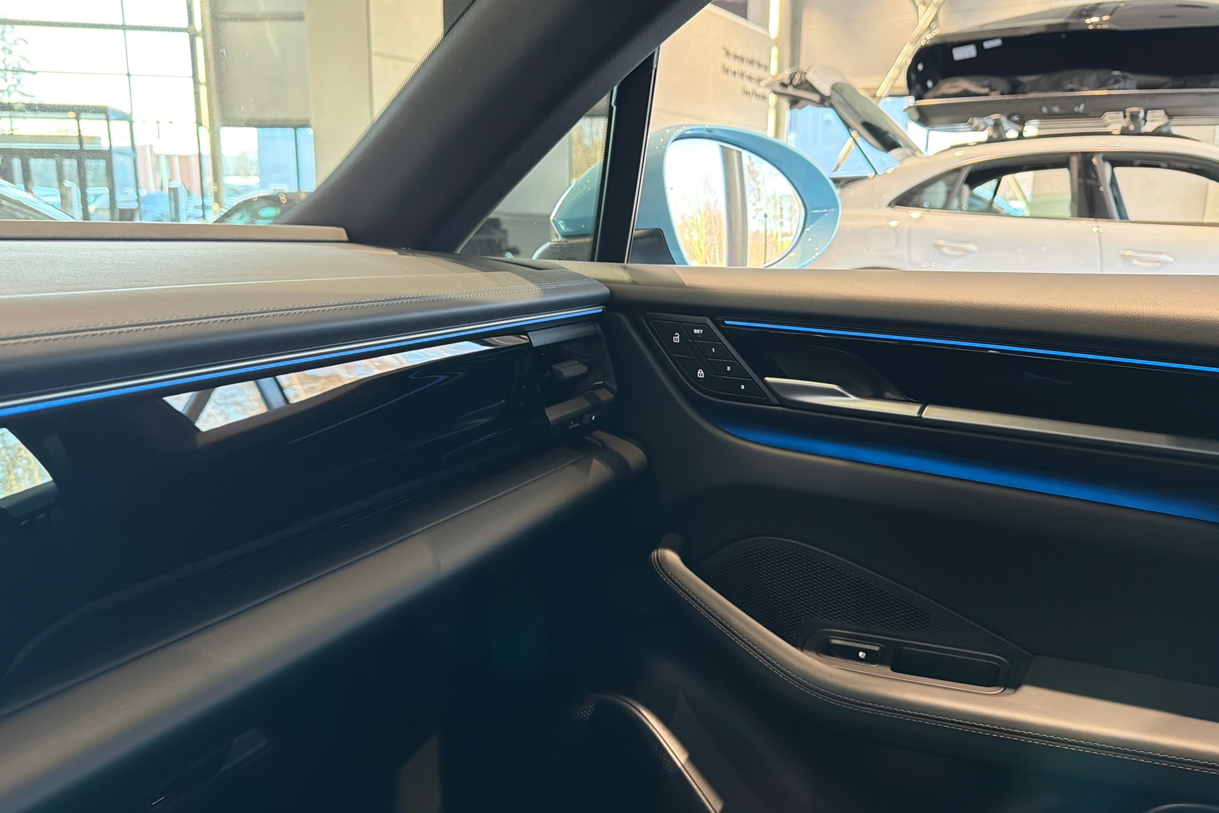 sininen Porsche Macan 2026 kuva 32.