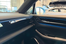 sininen Porsche Macan 2026 kuva 32.