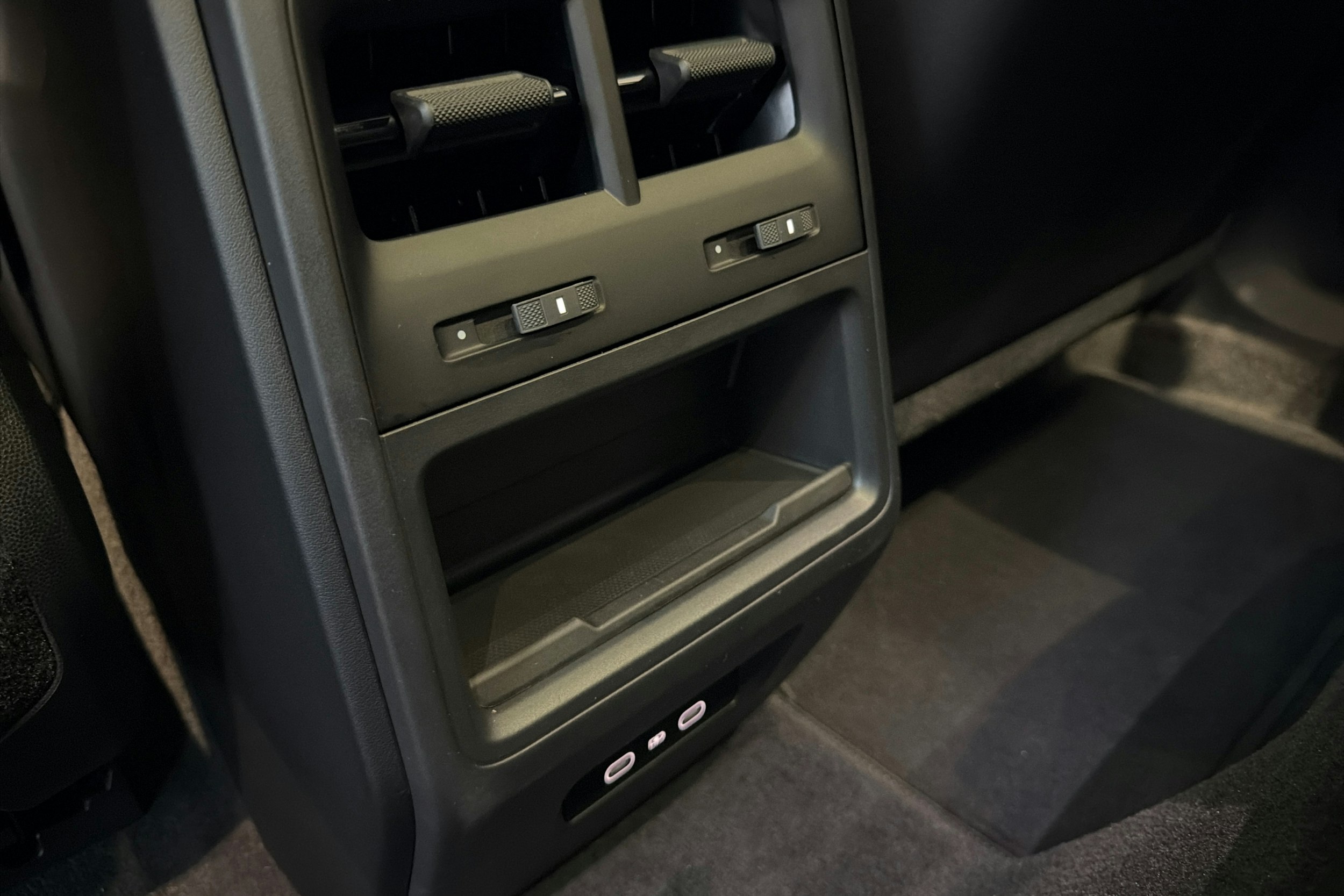 sininen Porsche Macan 2026 kuva 33.