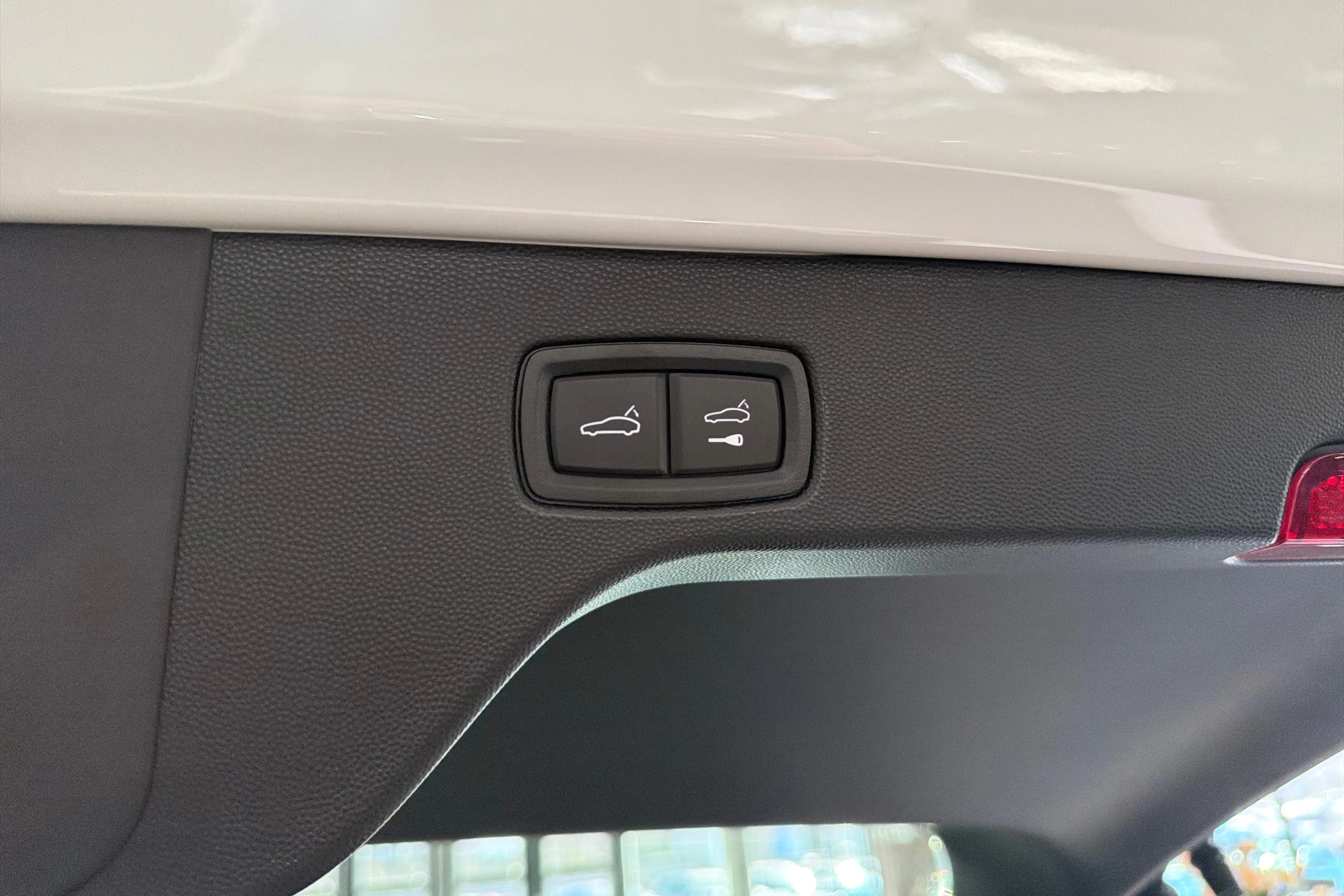 valkoinen Porsche Macan 2026 kuva 24.