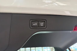 valkoinen Porsche Macan 2026 kuva 24.