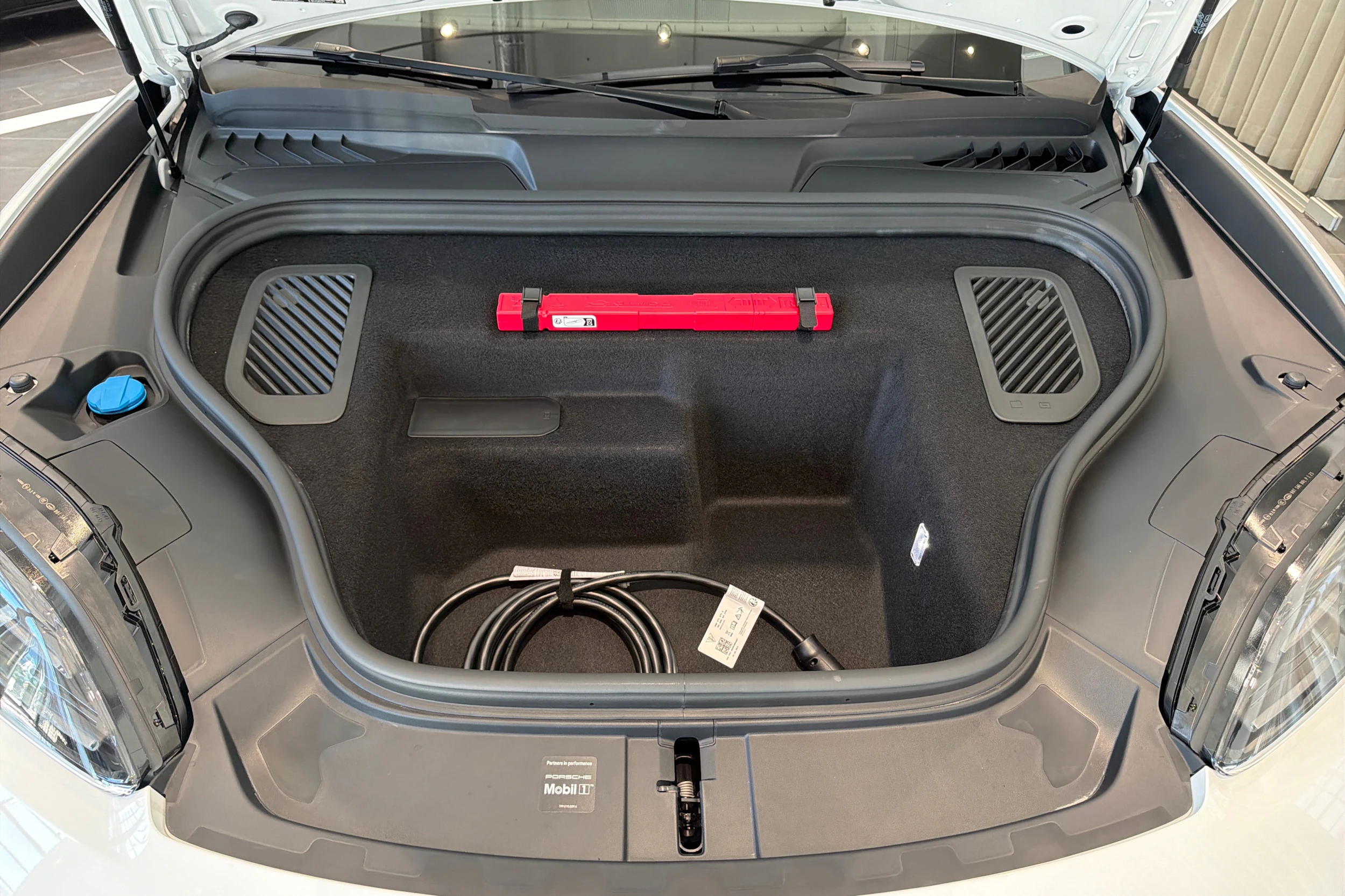 valkoinen Porsche Macan 2026 kuva 25.