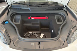 valkoinen Porsche Macan 2026 kuva 25.