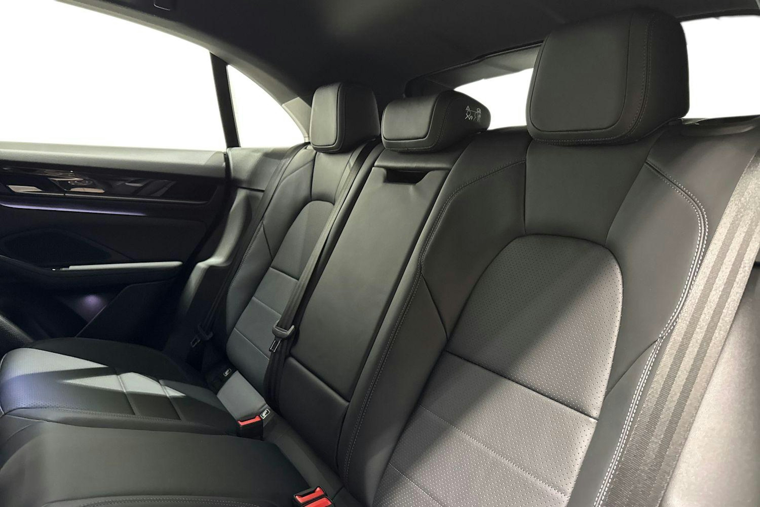 valkoinen Porsche Macan 2026 kuva 8.