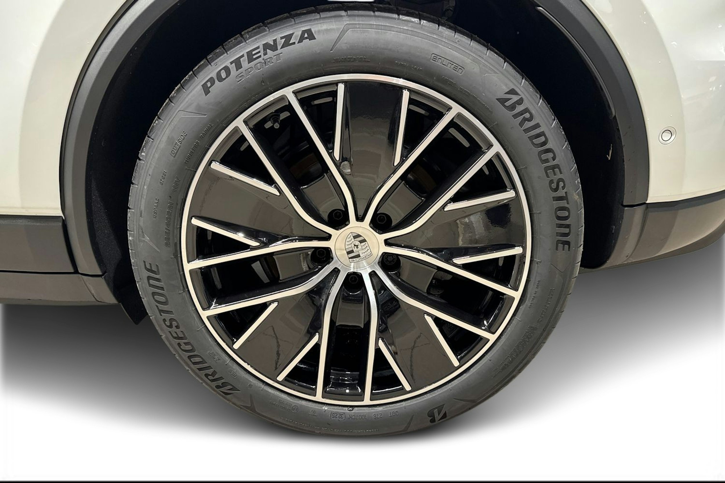 valkoinen Porsche Macan 2026 kuva 9.