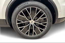 valkoinen Porsche Macan 2026 kuva 9.