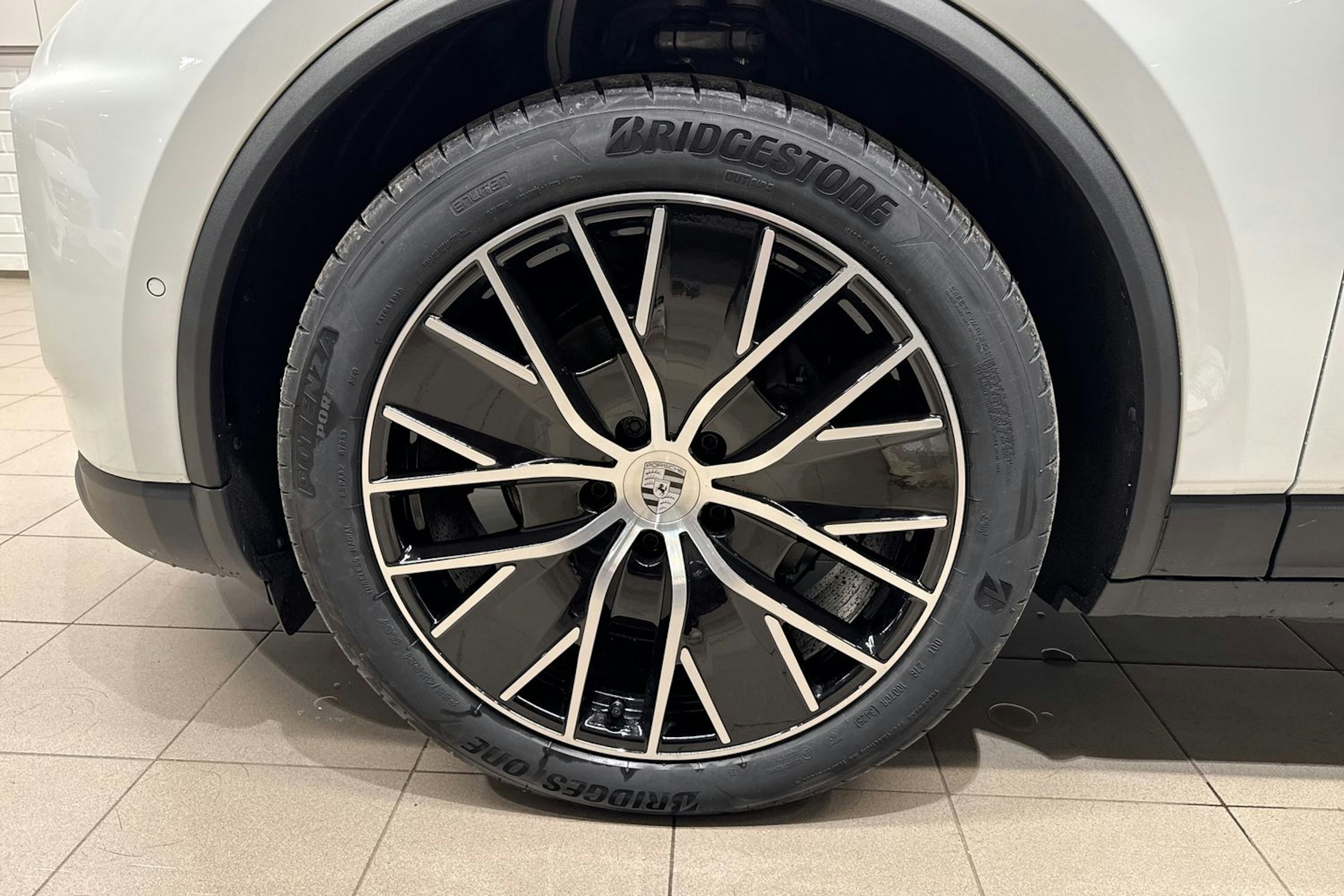 valkoinen Porsche Macan 2026 kuva 10.