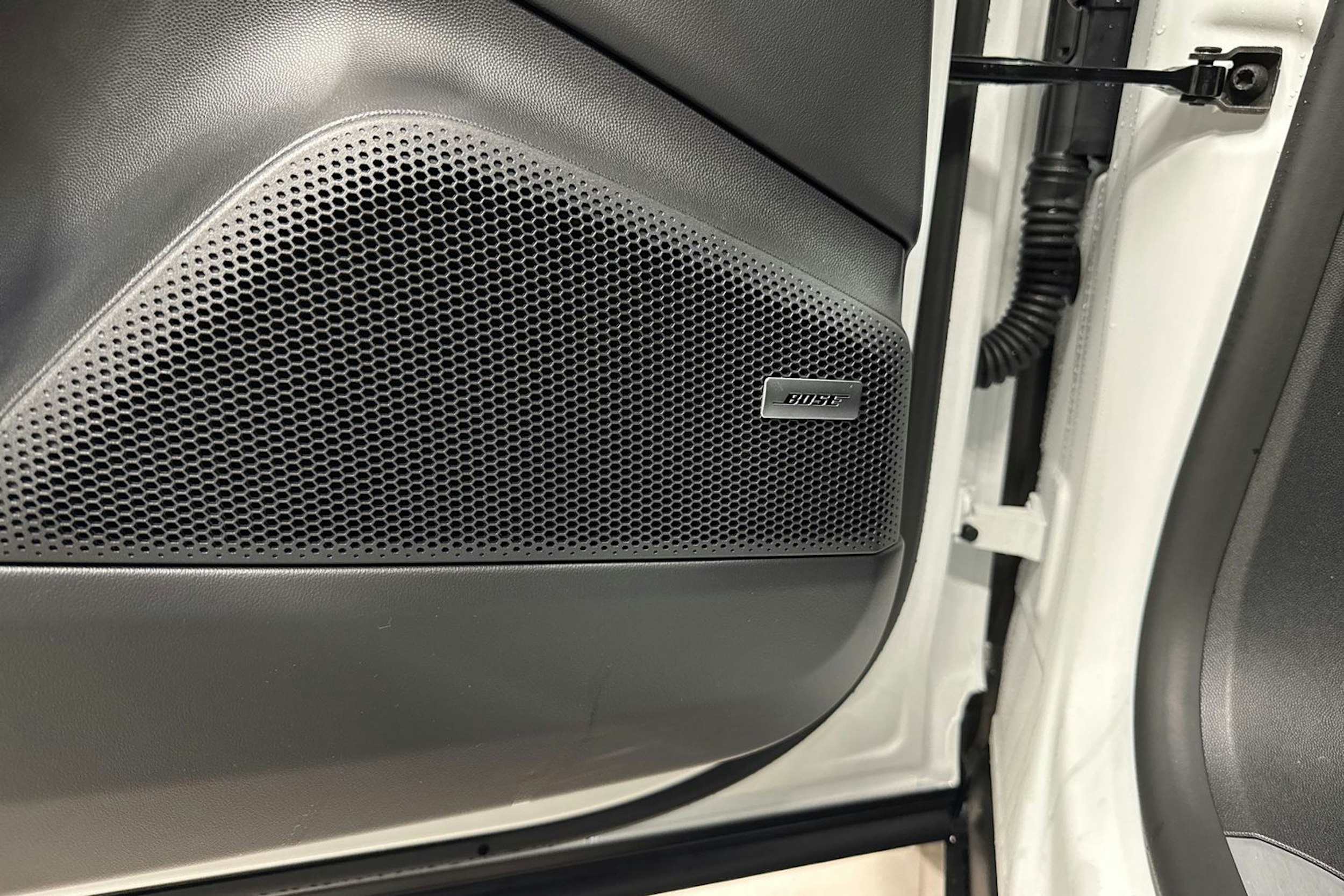 valkoinen Porsche Macan 2026 kuva 11.