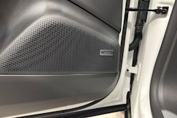 valkoinen Porsche Macan 2026 kuva 11.