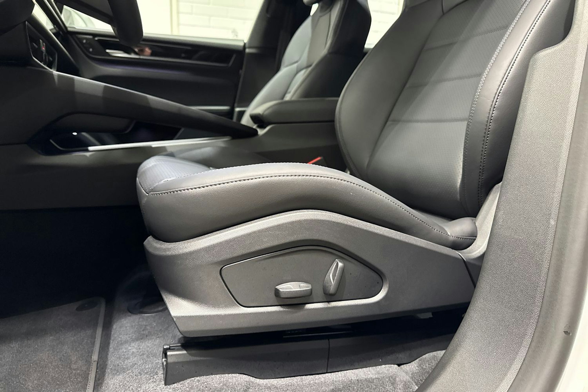 valkoinen Porsche Macan 2026 kuva 12.