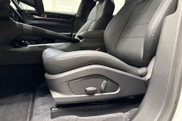 valkoinen Porsche Macan 2026 kuva 12.