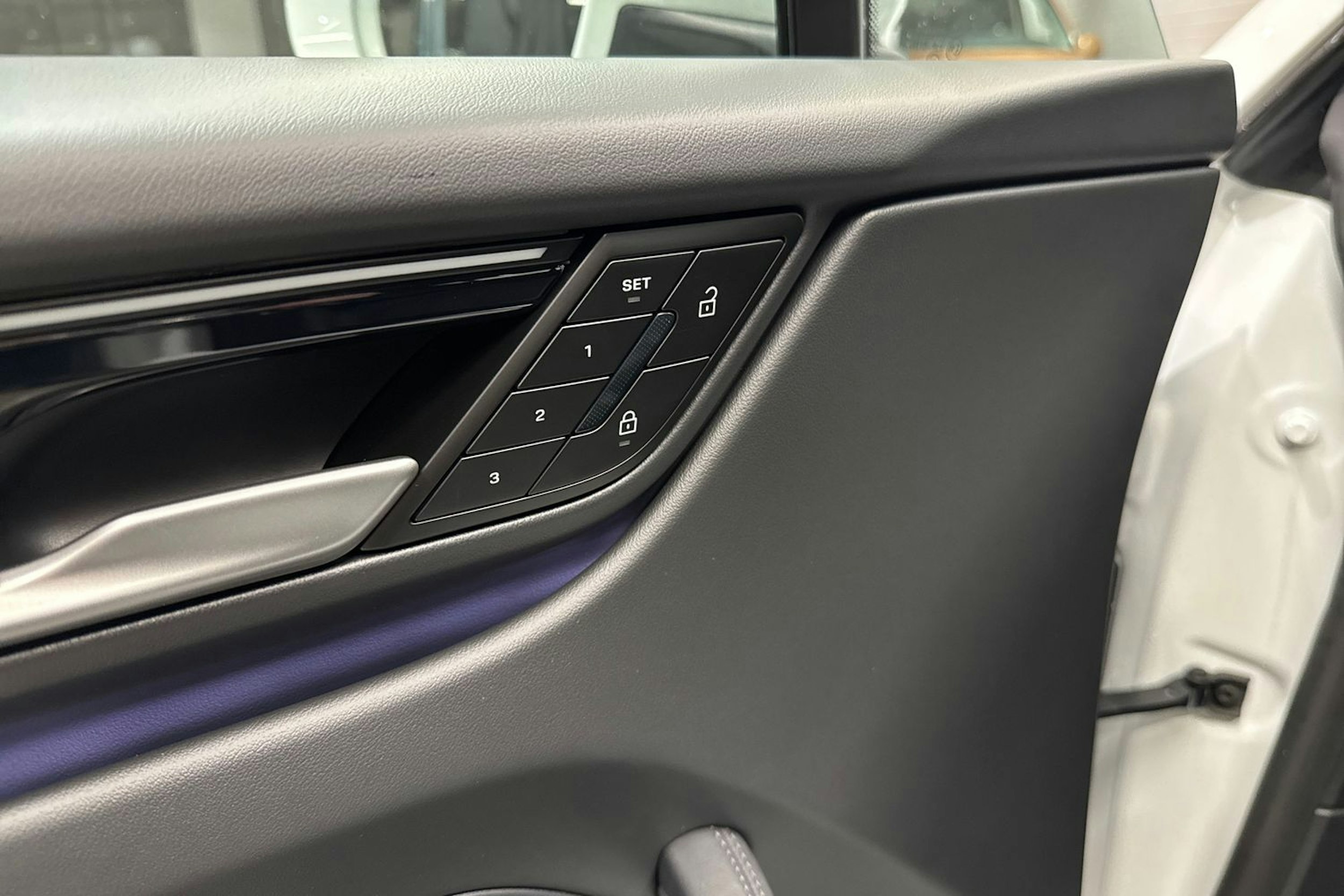 valkoinen Porsche Macan 2026 kuva 13.