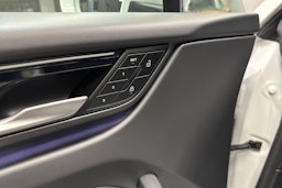 valkoinen Porsche Macan 2026 kuva 13.