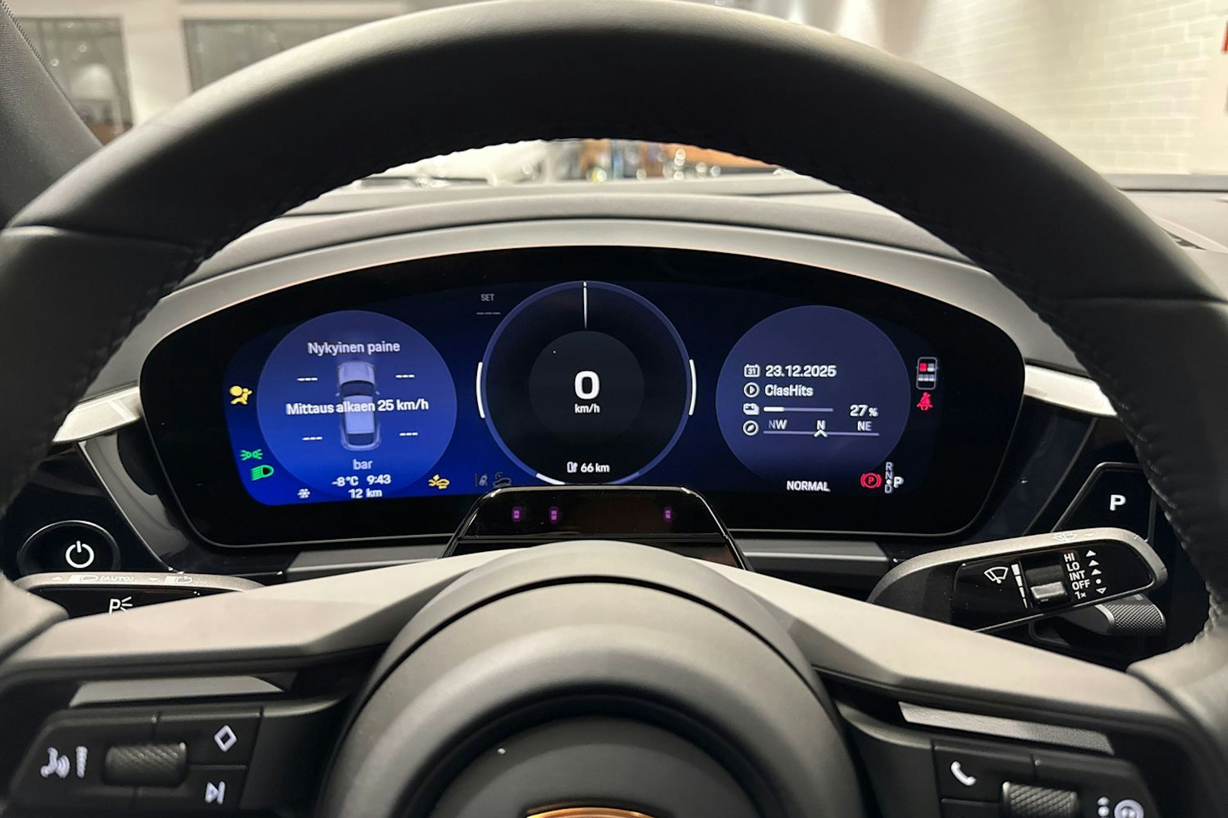 valkoinen Porsche Macan 2026 kuva 14.