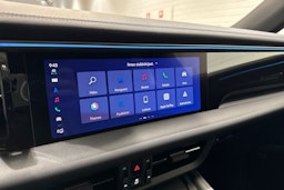 valkoinen Porsche Macan 2026 kuva 15.