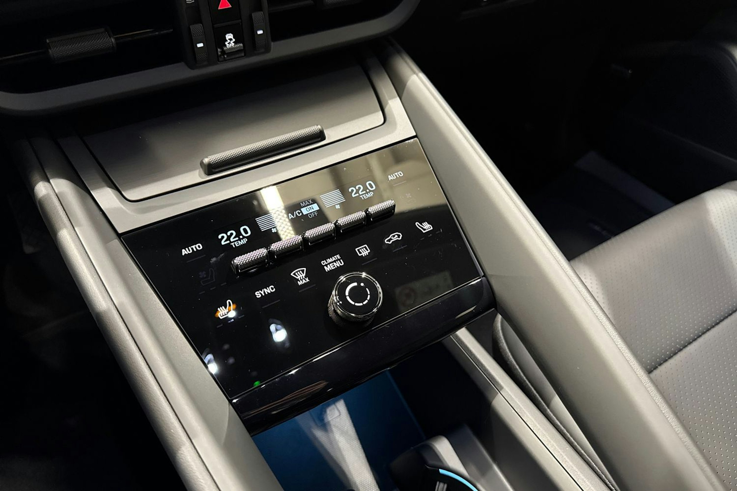 valkoinen Porsche Macan 2026 kuva 17.