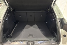 valkoinen Porsche Macan 2026 kuva 18.