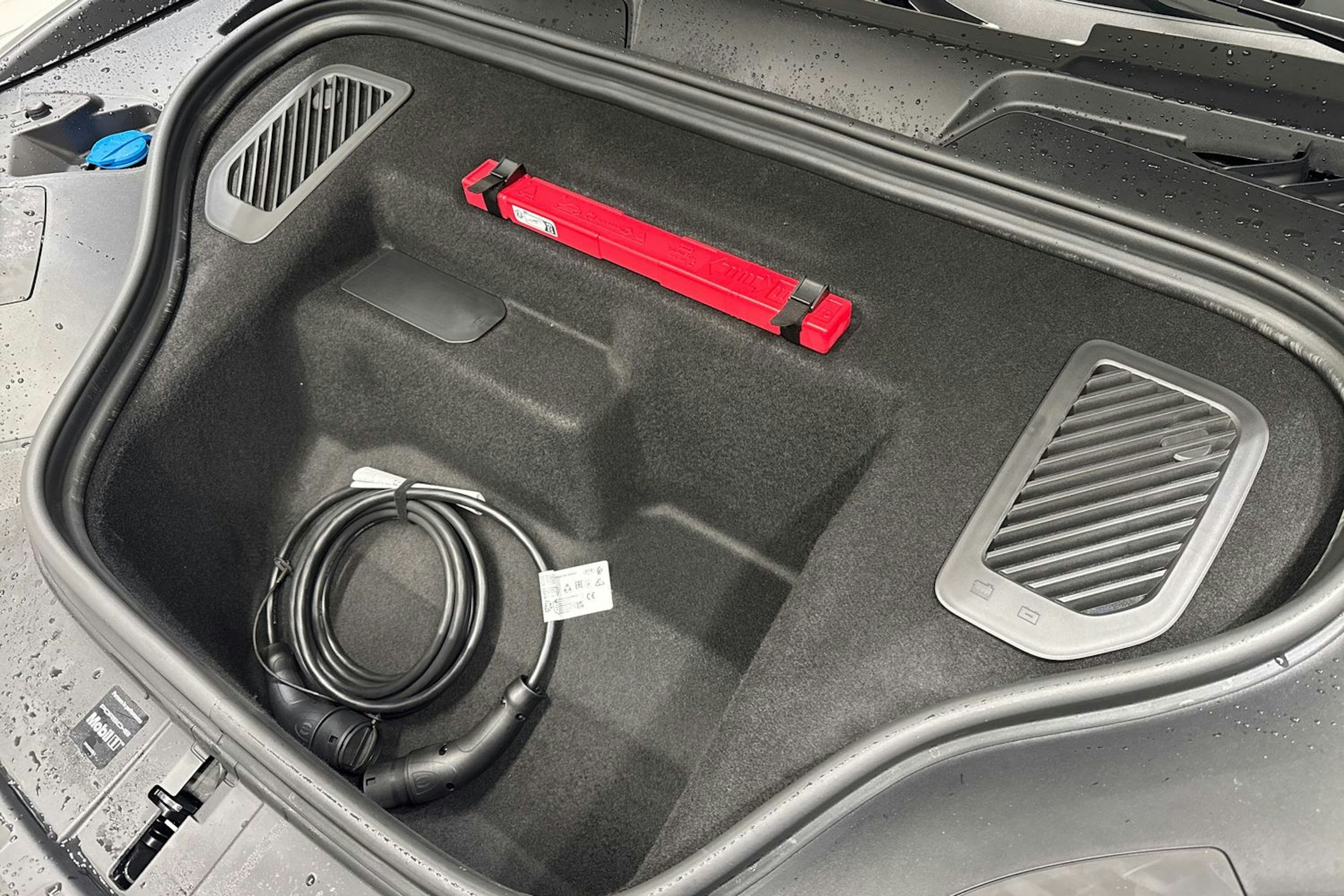 valkoinen Porsche Macan 2026 kuva 19.