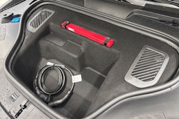 valkoinen Porsche Macan 2026 kuva 19.