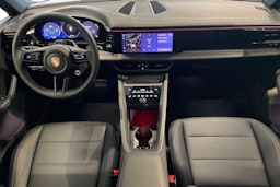 met. musta Porsche Macan 2026 kuva 7.