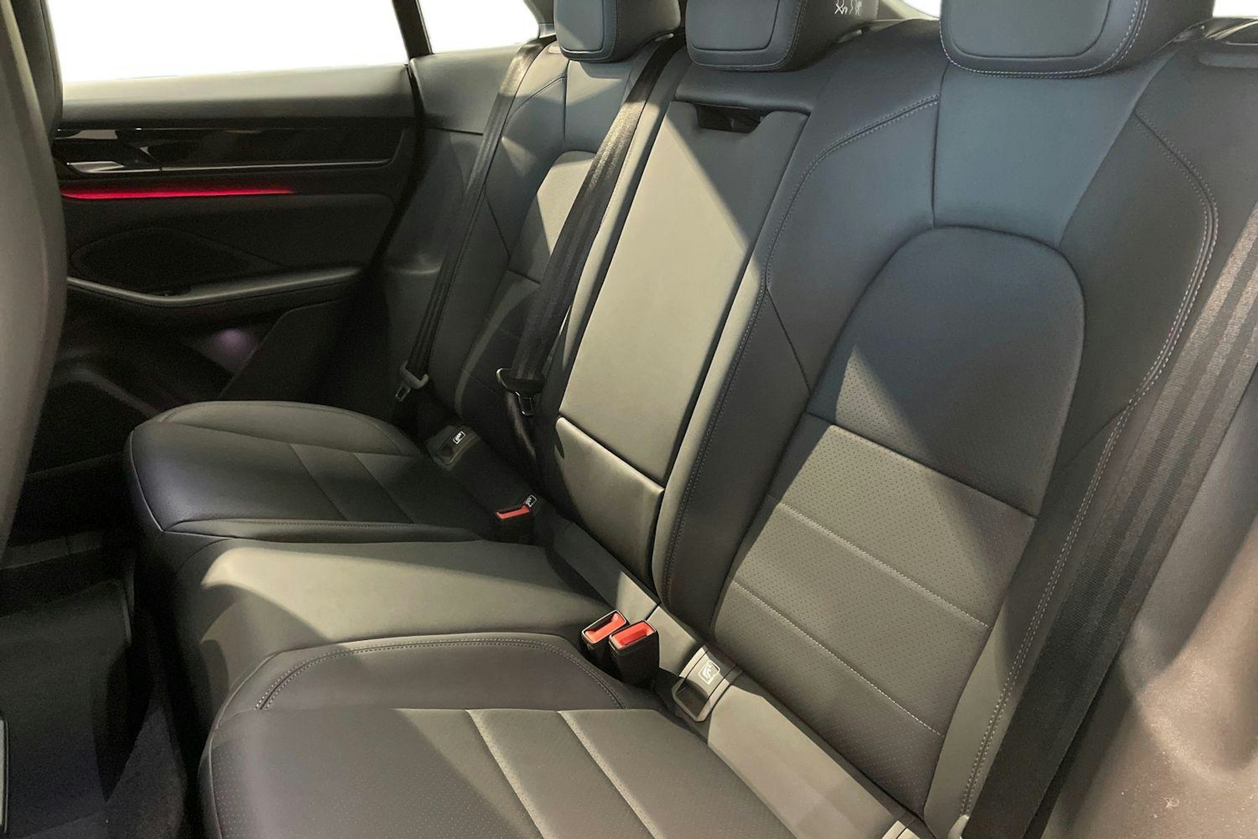 met. musta Porsche Macan 2026 kuva 8.