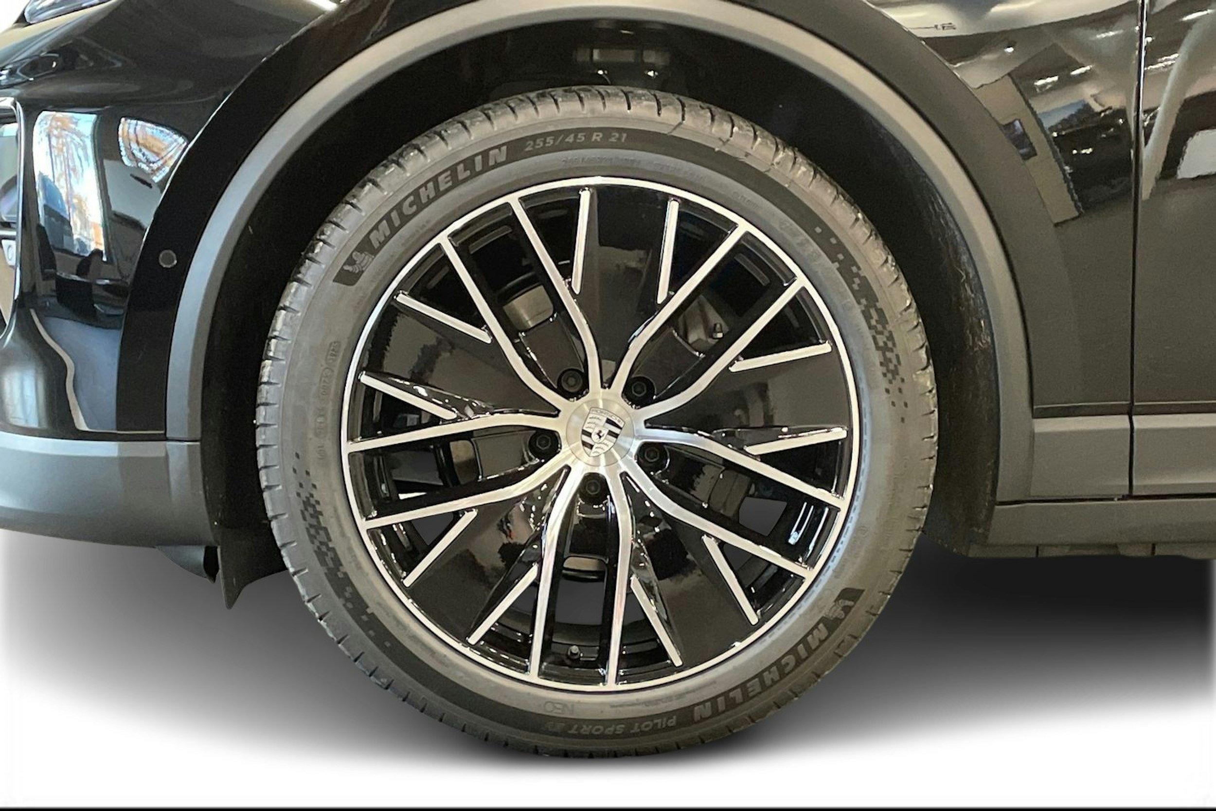 met. musta Porsche Macan 2026 kuva 9.